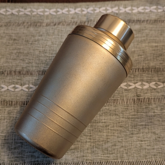 Vintage MIRRO 1960's Gold Cocktail / Martini Shaker - Picture 2 of 14